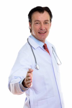 Olgun mutlu adam doktor el verirken gülümseyen fotoğrafını stüdyo