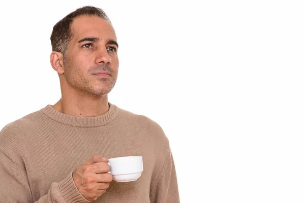 성숙한 잘생긴 페르시아어 남자 생각 하면서 커피 컵을 들고 — 스톡 사진