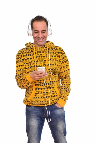 Mature heureux persan homme écouter de la musique tout en utilisant mobile p — Photo