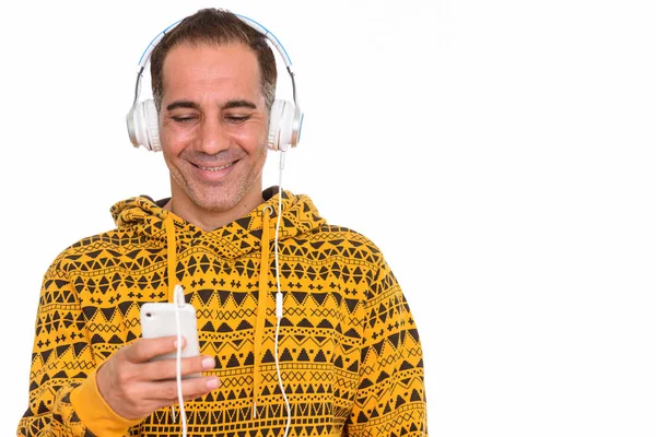 성숙한 행복 한 페르시아 사람 모바일 p를 사용 하는 동안 음악을 듣고 — 스톡 사진