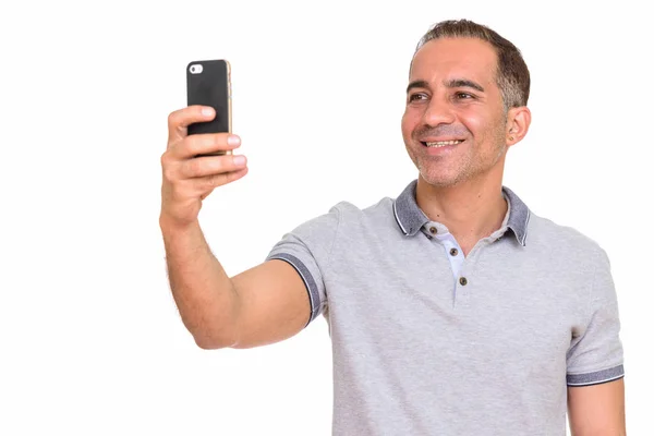 Érett boldog perzsa férfi, figyelembe véve a selfie-val mozgatható telefon — Stock Fotó