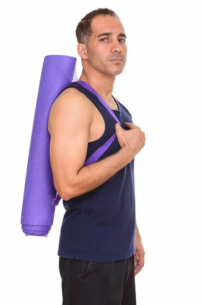 Mature beau persan homme tenant tapis de yoga se préparer pour g — Photo