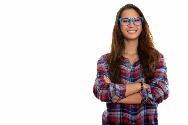 Studio shot van jonge gelukkige vrouw die lacht tijdens het dragen van eyeglasse — Stockfoto