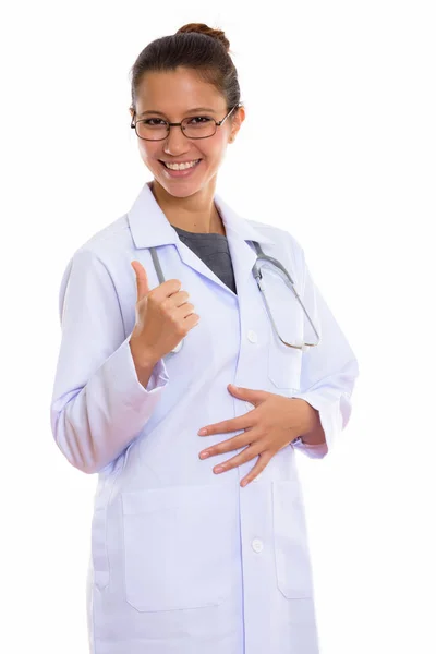 Estúdio tiro de jovem mulher feliz médico sorrindo enquanto vestindo ey — Fotografia de Stock