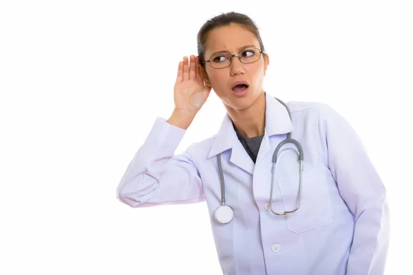 Студійний знімок молодої красивої жінки-лікарки, що слухає — стокове фото