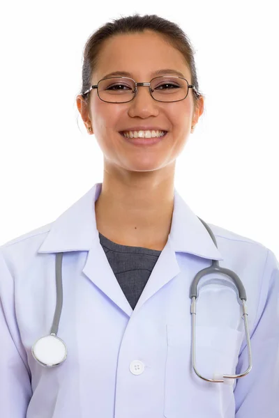 Rosto de jovem mulher feliz médico sorrindo e vestindo óculos — Fotografia de Stock
