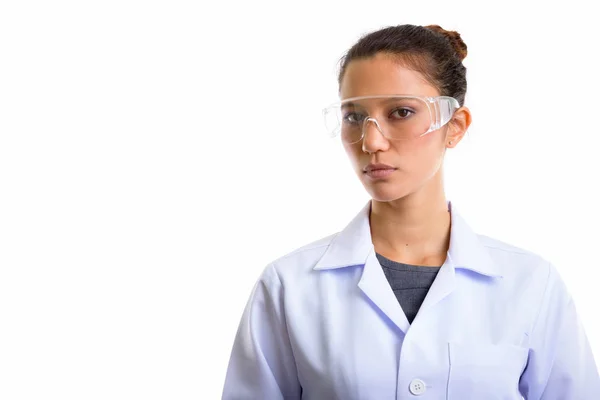 Studioaufnahme einer jungen schönen Ärztin mit Schutzbrille — Stockfoto