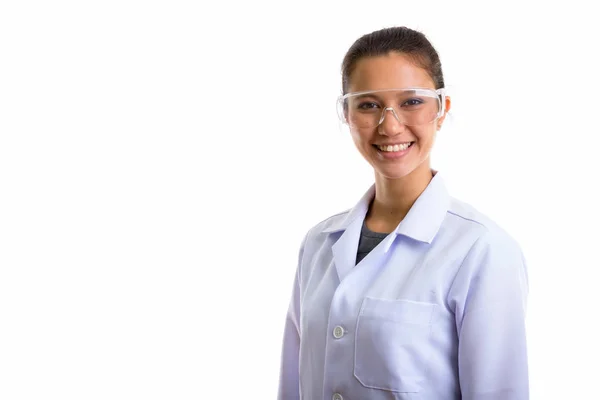 Estúdio tiro de jovem mulher feliz médico sorrindo enquanto vestindo pr — Fotografia de Stock