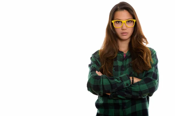 Studio shot de jeune belle femme portant des lunettes avec bras — Photo