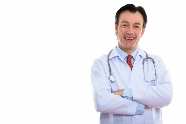 Studio colpo di maturo felice uomo medico sorridente con le braccia incrociate — Foto Stock