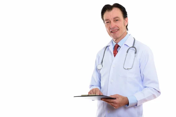 Studio colpo di maturo felice uomo medico sorridente mentre tenendo cli — Foto Stock