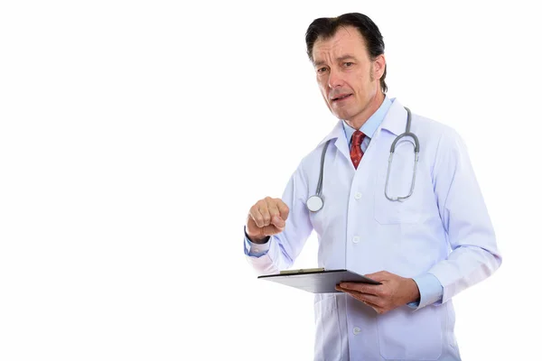 Studio colpo di maturo arrabbiato uomo medico tenendo appunti con fi — Foto Stock
