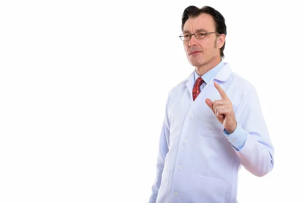 Studio colpo di maturo bello uomo medico indossare occhiali whi — Foto Stock