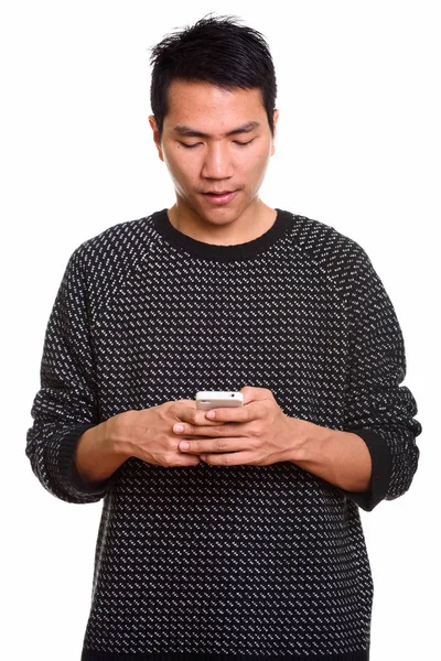 Estúdio tiro de jovem asiático homem usando telefone celular — Fotografia de Stock