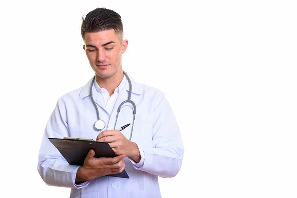 Молодой привлекательный врач пишет на планшете — стоковое фото