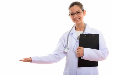 Cl tutarken gülümseyen genç mutlu kadın doktor stüdyo çekim
