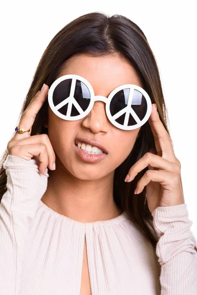 Лицо молодой красивой бразильской женщины в солнечных очках с — стоковое фото