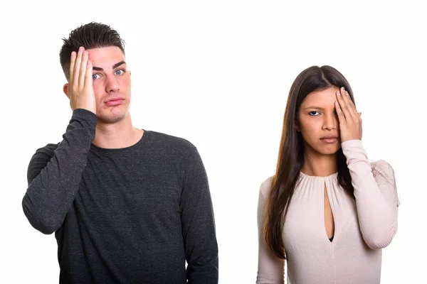 Estúdio tiro de casal jovem ambos parecendo cansados — Fotografia de Stock