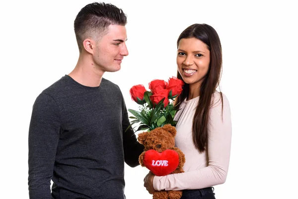 Молода щаслива пара посміхається і закохана в жінку, що тримає червоний р — стокове фото