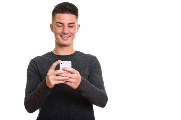 Studio πλάνο της ευτυχισμένη όμορφος άντρας χαμογελώντας κατά τη χρήση κινητών τηλε — Φωτογραφία Αρχείου