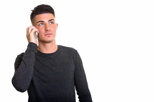 Stüdyo çekim sırasında cep telefonunda konuşan genç yakışıklı adam — Stok fotoğraf