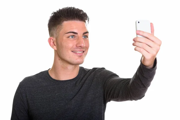 Χαρούμενος νεαρός χαμογελαστό λαμβάνοντας αυτοπορτρέτα με κινητό τηλέφωνο — Φωτογραφία Αρχείου
