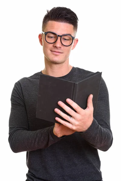Studioaufnahme eines jungen gutaussehenden Mannes, der Buch liest — Stockfoto