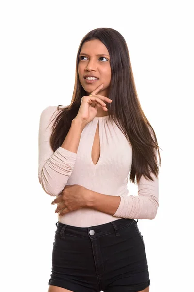 Estudio disparo de la joven feliz brasileña sonriendo mientras piensa — Foto de Stock