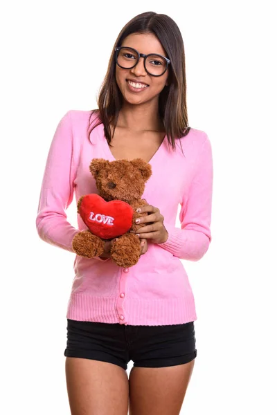 Mladý šťastný brazilské nerd žena s úsměvem podržíte teddy bea — Stock fotografie
