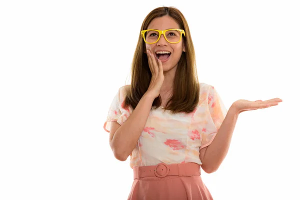 Pensativo feliz jovem mulher sorrindo e olhando surpreendido enquanto — Fotografia de Stock