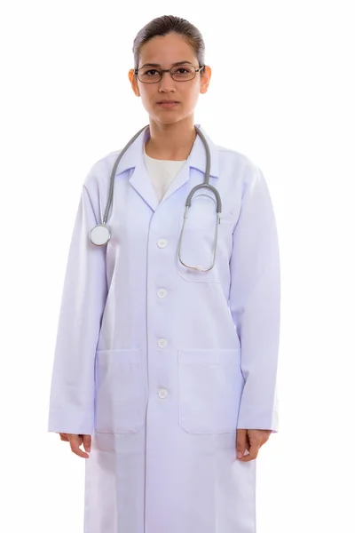 Студийный снимок молодой красивой женщины-врача стоя в то время как weari — стоковое фото