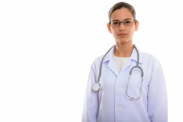 Estúdio tiro de jovem mulher bonita médico vestindo óculos — Fotografia de Stock