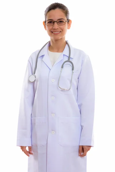 Estúdio tiro de jovem mulher feliz médico sorrindo e de pé whi — Fotografia de Stock