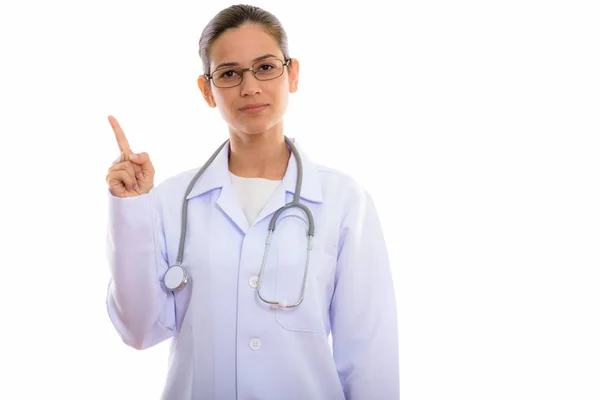 Studioaufnahme einer jungen schönen Ärztin, die mit dem Finger nach oben zeigt — Stockfoto