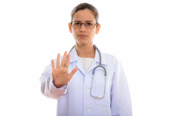 Estúdio tiro de jovem mulher bonita médico mostrando parar mão si — Fotografia de Stock