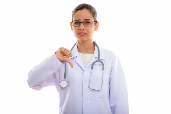 Студийный снимок молодой красивой женщины-врача, показывающей большой палец — стоковое фото