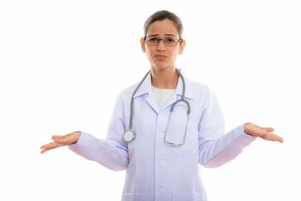 Estúdio tiro de jovem mulher bonita médico olhando confuso — Fotografia de Stock