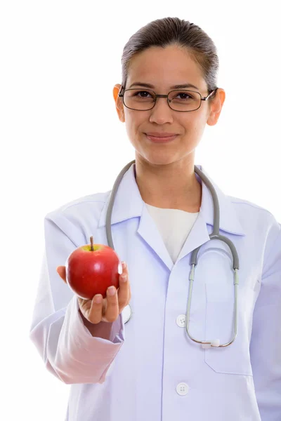 Estúdio tiro de jovem mulher bonita médico dando maçã vermelha — Fotografia de Stock