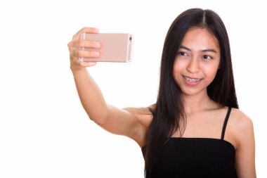 Genç mutlu Asyalı genç kız ile selfie çekerken gülümseyen 