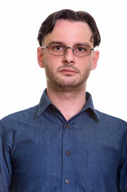 Resmi genç adam gözlük takıyor yakından