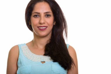Gülümseyen mutlu İranlı kadın stüdyo çekim