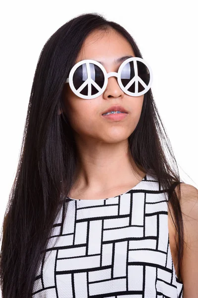 平和の s とサングラスを身に着けている若いアジアの十代の少女の顔 — ストック写真