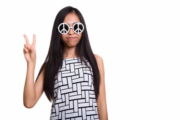 Aziatische tiener meisje geven vredesteken terwijl het dragen van sunglas — Stockfoto