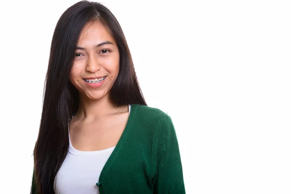 Studio shot van gelukkig Aziatische tiener meisje glimlachend — Stockfoto