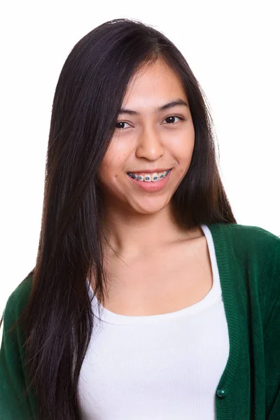 Närbild av unga glada asiatisk tonårsflicka leende — Stockfoto