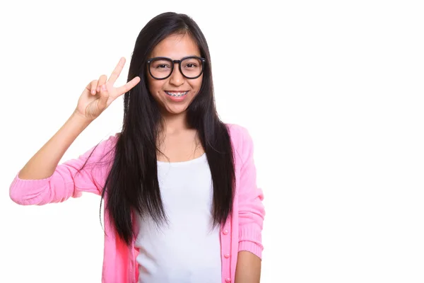 Studio shot van gelukkig Aziatische tiener meisje glimlachend en geven — Stockfoto