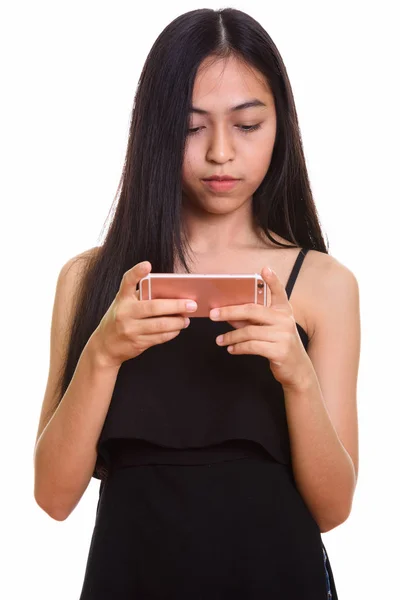 Close up de jovem adolescente asiática usando telefone celular — Fotografia de Stock