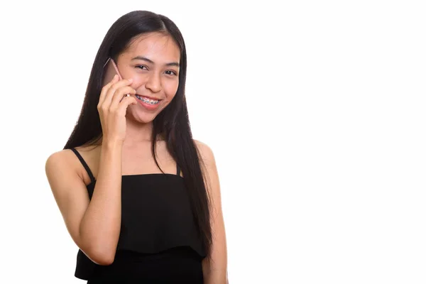 Giovane felice asiatico adolescente ragazza sorridente mentre parla su cellulare p — Foto Stock