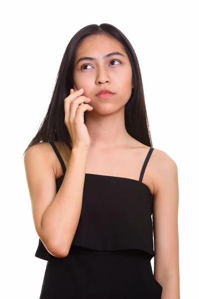 Pensativo joven asiática adolescente hablando en el teléfono móvil — Foto de Stock