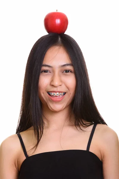Fiatal boldog ázsiai tizenéves lány mosolyogva az apple a közelről — Stock Fotó